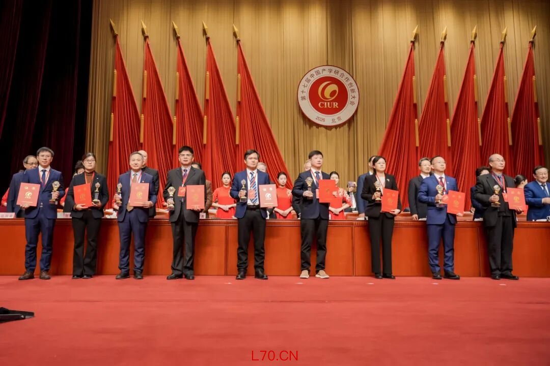 明略科技吴明辉作为获奖代表登台领奖(左起第六位)，图片来源：明略科技