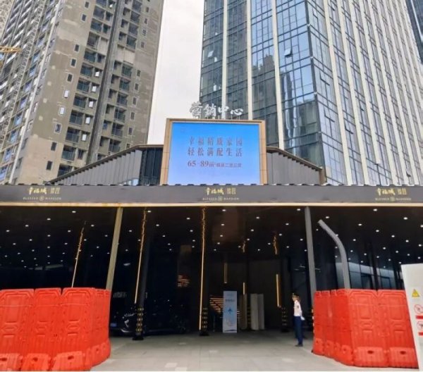 一边热炒倒挂通宵抢房 一边喷辣椒水驱客：深圳幸福城臻园的荒诞双面